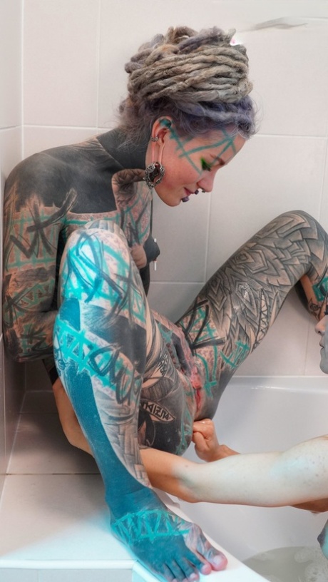 Alt girls Anuskatzz and Stacy Bloom fists pussies during lesbian sex in a tub