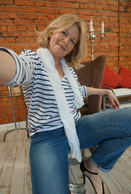 Mature blonde amateur flaunts her big ass while posing in sexy outfits