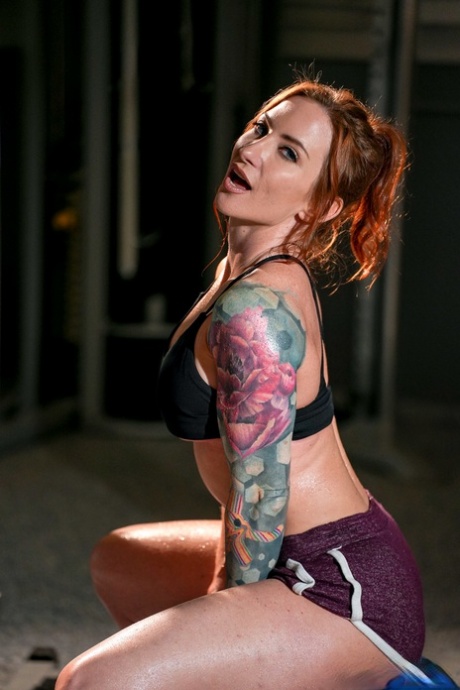 Inked bodybuilder MILF Sophia Locke unveils her big tits and takes a dick