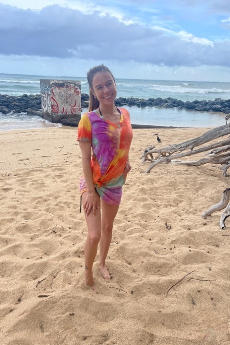 Beautiful girlfriend Summer Vixen shows her sexy body in a bikini